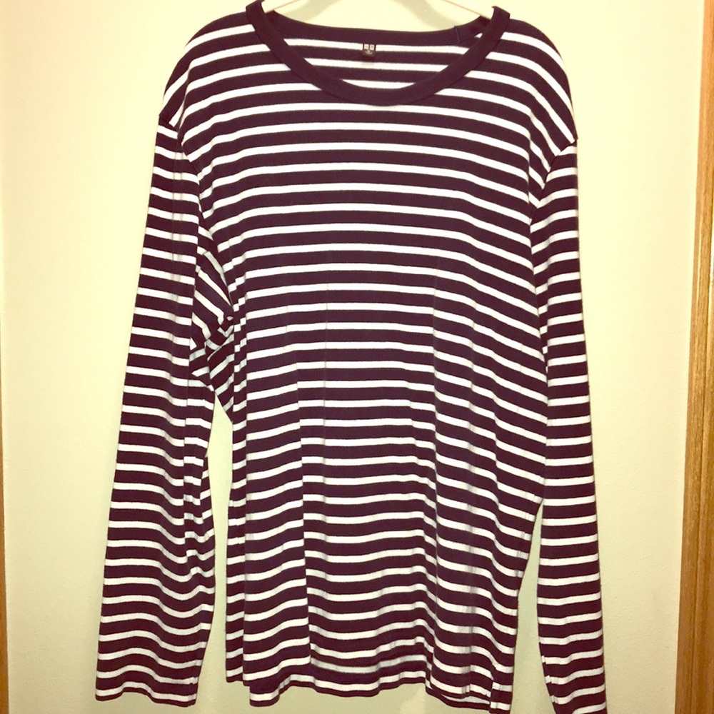 Long sleeve men’s UNIQLO shirt.